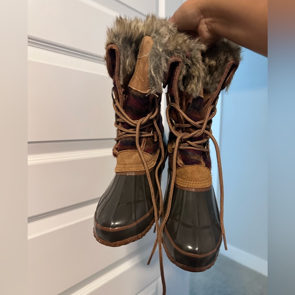 Snow boots size 8